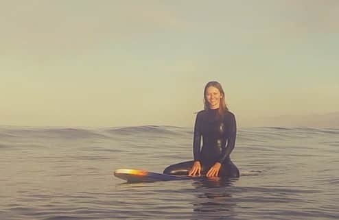 ジョアンナ・ブラッディさんのインスタグラム写真 - (ジョアンナ・ブラッディInstagram)「Morning ritual 🙌🏼 With all the uncertainty in the world right now, the ocean is one of the few places I’m finding peace. Very grateful for this outlet. Hope you all are doing well. ❤️💕」7月23日 3時58分 - thejohannabraddy