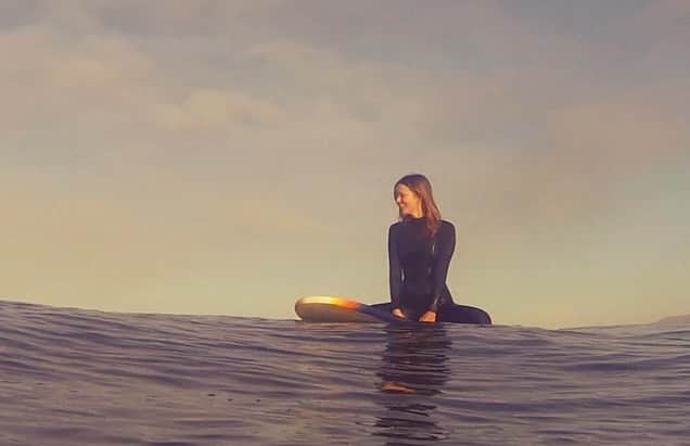 ジョアンナ・ブラッディのインスタグラム：「Morning ritual 🙌🏼 With all the uncertainty in the world right now, the ocean is one of the few places I’m finding peace. Very grateful for this outlet. Hope you all are doing well. ❤️💕」