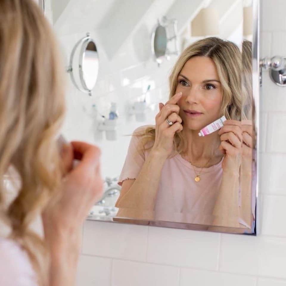 Weledaのインスタグラム：「Our eyes tell all! Be sure to hydrate them day and night to keep them looking refreshed! 🌸 Which Weleda Eye Cream is your favorite? #WeledaSkin」