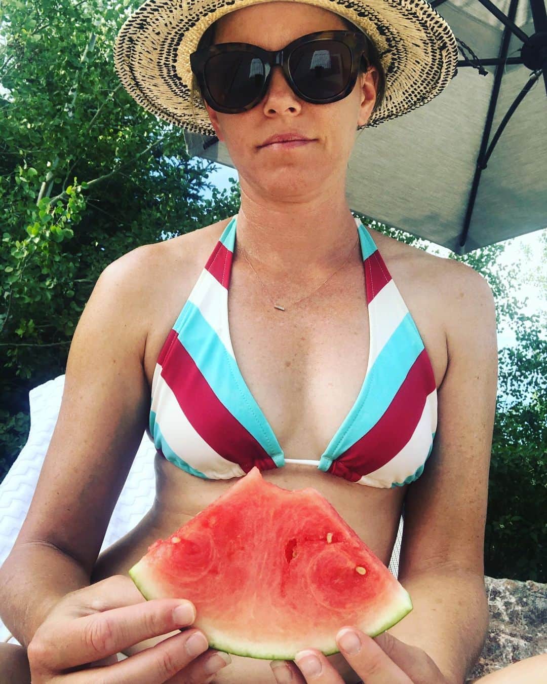 エリザベス・バンクスさんのインスタグラム写真 - (エリザベス・バンクスInstagram)「Still #watermelon season #summer Also still wearing decades-old #bikinis and no make up on the reg」7月23日 4時06分 - elizabethbanks