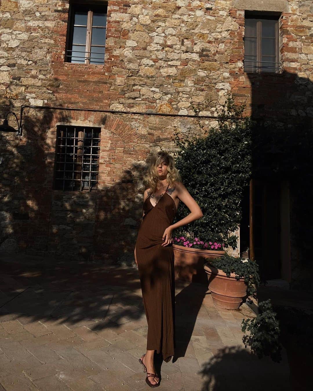 エレオノーラ・カリシのインスタグラム：「My summer starts here, always a bit in the shade #Tuscany #TheArtOfBelmond #suppliedby」
