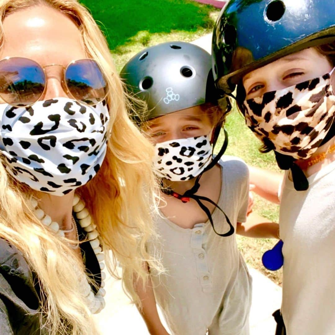 レイチェル・ゾーさんのインスタグラム写真 - (レイチェル・ゾーInstagram)「This is how we roll wherever we go... My newest @shoprachelzoe #masks in snow leopard and original 🐆 both for #mommyandme or anyone at all finally available now! PLEASE #wearamask even make it #fashion #savelives 😷🙏🏻 Tap Tap on the 📸 to purchase yours now! ❤️XoRZ」7月23日 4時31分 - rachelzoe