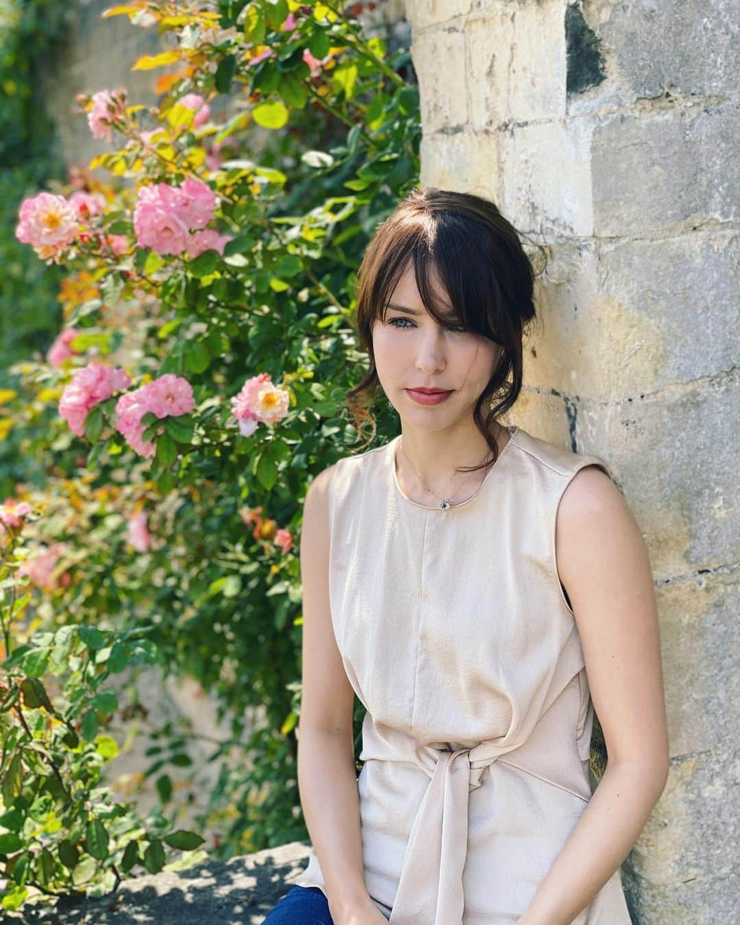 ステファニー・ヨーステンさんのインスタグラム写真 - (ステファニー・ヨーステンInstagram)「Summer break 2020: finding serene  places near home 🌷 #staysafe #vakantieineigenland #chateauneercanne #rosegarden @mickymactroy」7月23日 4時37分 - stefaniejoosten