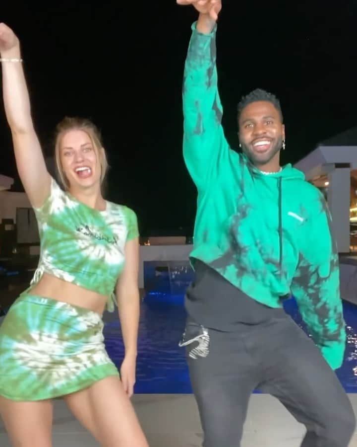 Hannah Stockingのインスタグラム：「when the dance is literally lit ⚡️😂🔥 @jasonderulo」