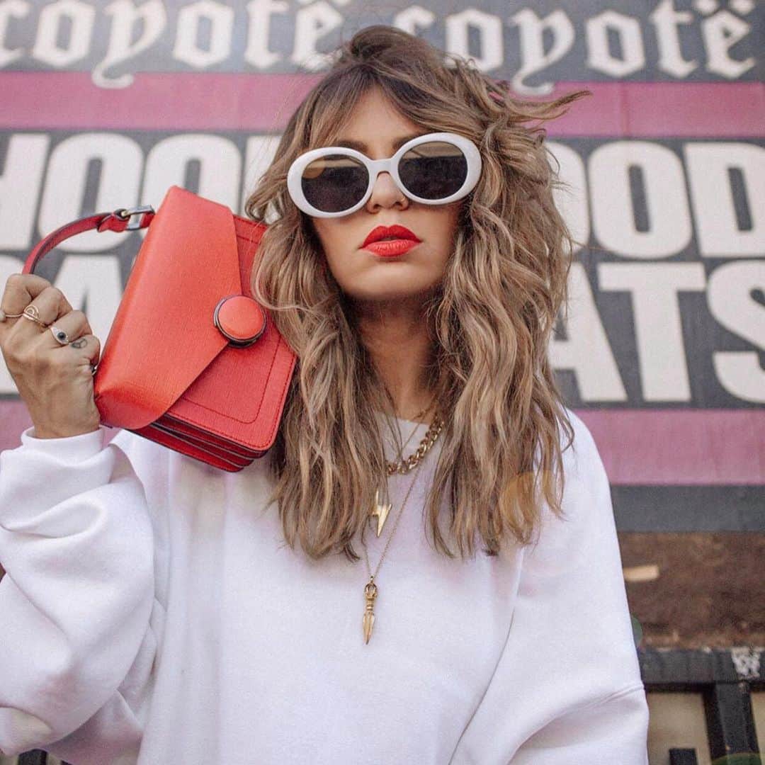 ボトキエのインスタグラム：「When you match your 💋 to your 🎒 • swipe for your fix of red-hot summer accessories • @taryndudley #botkier」