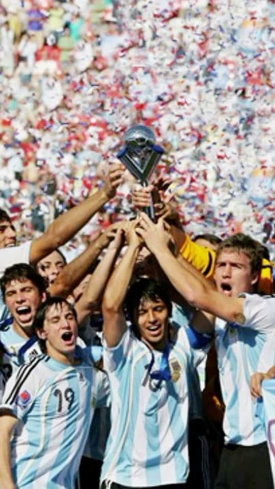 エミリアーノ・インスアのインスタグラム：「Un 22 de Julio del 2007 viví uno de los recuerdos más hermosos de mi vida! Con un grupo maravilloso salimos Campeones del Mundo Sub-20 en Canadá vistiendo la más linda de todas, la de Argentina! Un recuerdo que cada año toma más dimensión y valor!🇦🇷🏆」