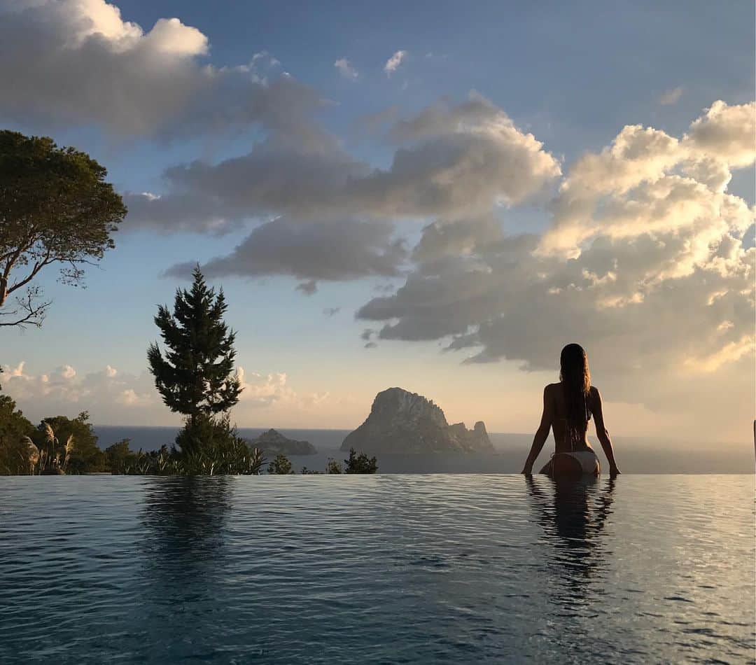 Mathilde Goehlerのインスタグラム：「Once in Ibiza 🦋」