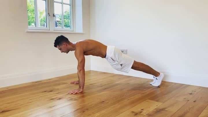マックス・ウィットロックのインスタグラム：「A quick upper body workout! 3 exercises 30 secs on 30 secs rest Try 3-4 rounds!! 💪 . @myproteinuk @adidaslondon  . #fitness #fitnessmotivation #legs #glutes #bumworkout #workout」