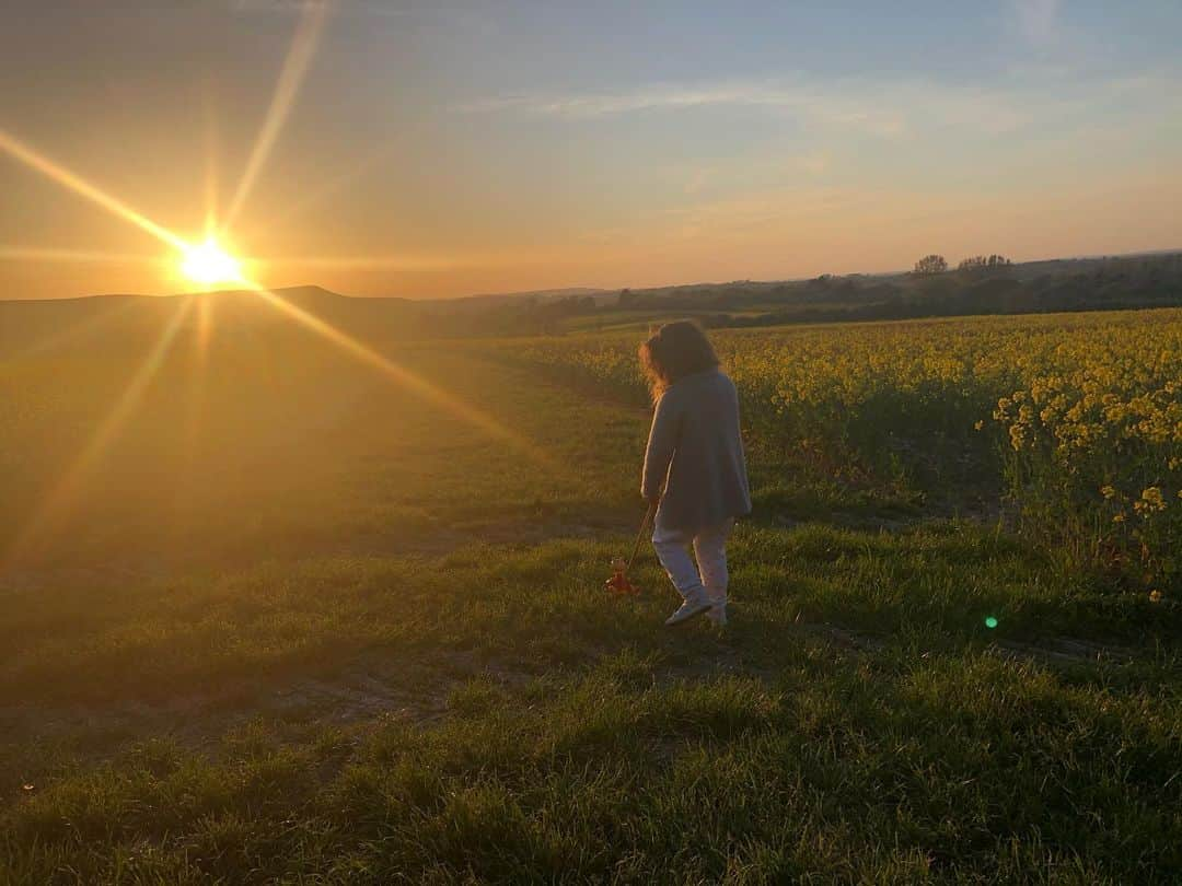 アレクサンドラ・フェルステッドさんのインスタグラム写真 - (アレクサンドラ・フェルステッドInstagram)「Im so happy to be back in London and able to start enjoying our  newly refurbished home - however.. I have to say im missing my evening walks in the country-  how beautiful and spiritual is this. I literally welled up taking these photos and im not entirely sure why but I felt a wave of happiness and calm come over me and I will never forget that walk with my baby in my very special place.   Make sure you take time out to take deep breaths and BREATH when you can and appreciate everything around you 💚」7月23日 5時49分 - binkyfelstead