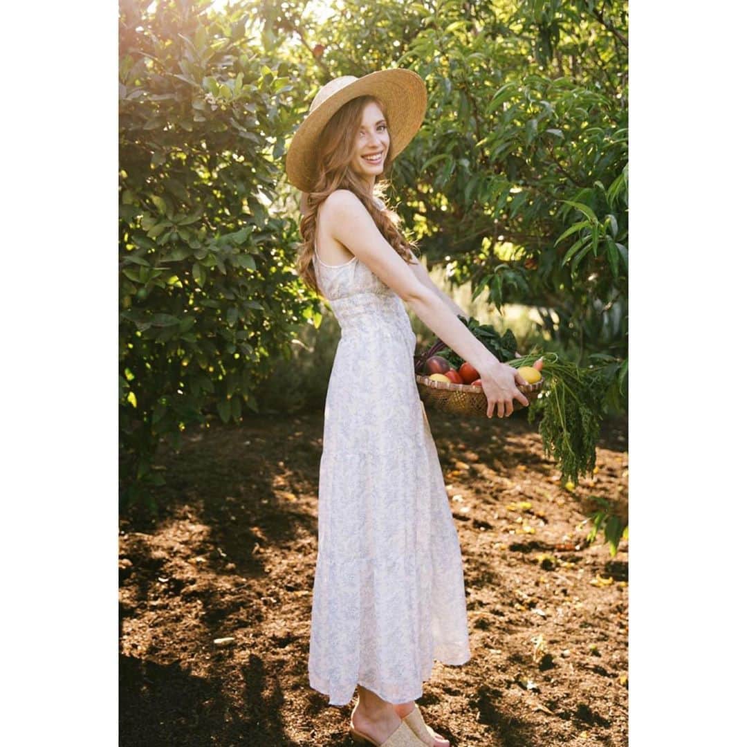 アシュリン・ピアースのインスタグラム：「“The Earth has music for those who listen.” ✨  Photography by: @laceandlocks  For: @shopmorninglavender  #AshlynPearce #MorningLavender #Summer #Actress #Model #Modeling #Fashion  #FashionPhotography #Editorial #LookBook #Photography #BestPhoto #SpeakYourself #LoveYourself #RedHeads #Beauty #Love #FearlessFemales #SantaFe #California #Flowers #Clothing #Feminine #GorgeousGirl #LongHair #Pretty #Timeless #Nature #Goals #SummerVibes」