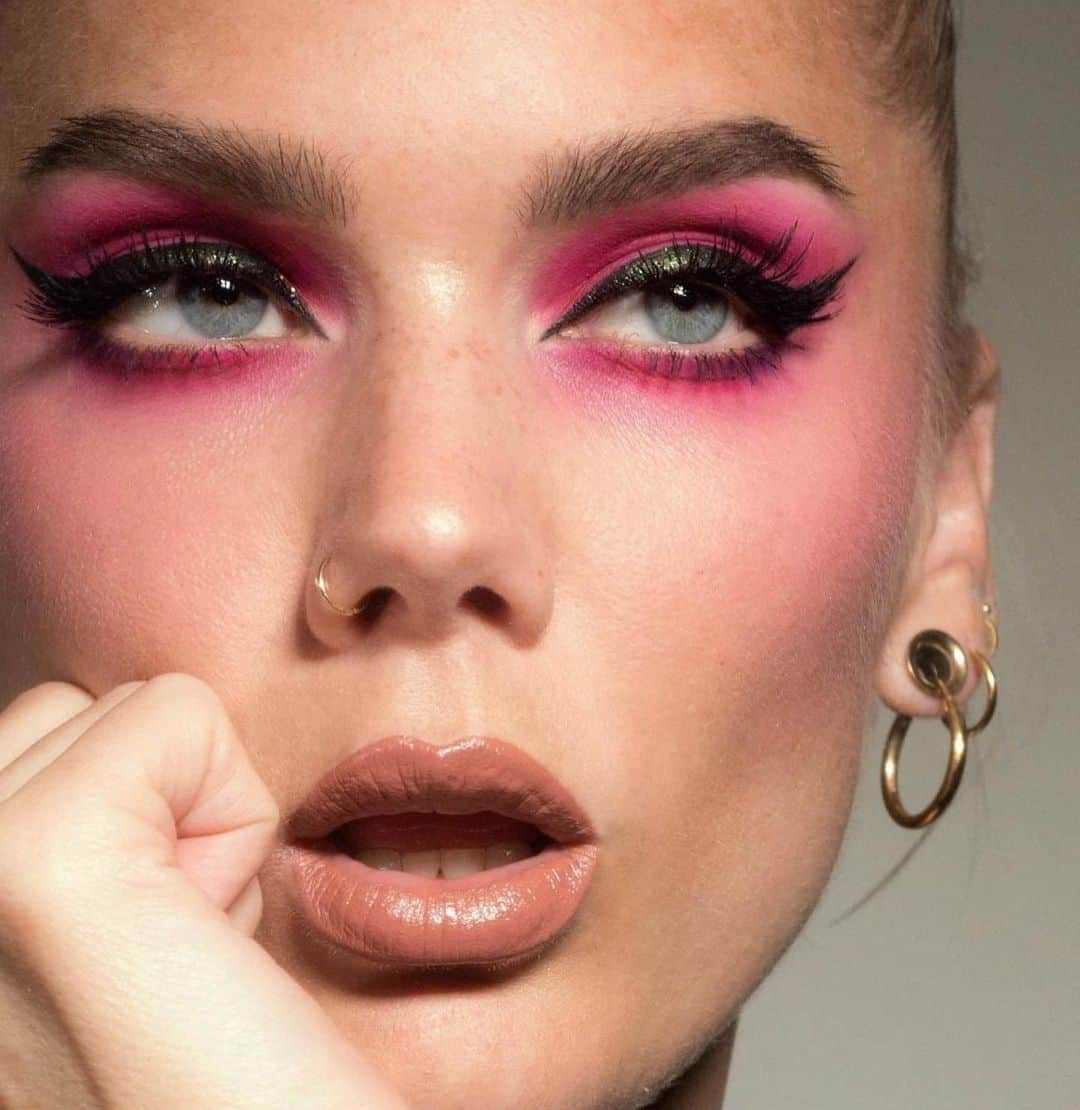 Linda Hallbergさんのインスタグラム写真 - (Linda HallbergInstagram)「Pink & green, a very satisfying color combination if you ask me 😊 What is your favorite color combination?  Base @lindahallbergcosmetics Infinity Filter Light @lindahallbergcosmetics Infinity Palette – Maffei, Virgio @lindahallbergcosmetics Fantastick Lipstick Garnet  Eyes @urbandecaycosmetics Primer Potion Original Me Myself & @mmmmitchell eyeshadow palette @lindahallbergcosmetics Enchanted Mysteries Palette – Lakuna @suvabeauty Hydra Liner Grease @lindahallbergcosmetics Infinity Power Lash Waterproof Mascara Lashes ?  Lips @motivescosmetics Liquid Lipstick Reveal Me @lindahallbergcosmetics Fantastick Lipstick Pink Opal」7月23日 6時01分 - lindahallberg