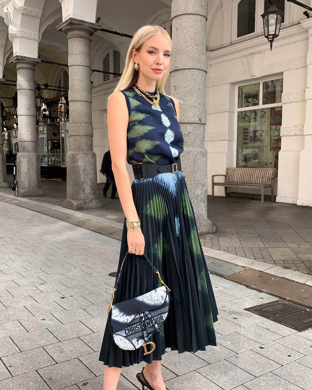 レオニー・ハンネさんのインスタグラム写真 - (レオニー・ハンネInstagram)「@dior girl for the #DiorCruise show.🖤 Anzeige/Tag Who watched the live stream? 🤗 #Dior #Hamburg」7月23日 6時02分 - leoniehanne