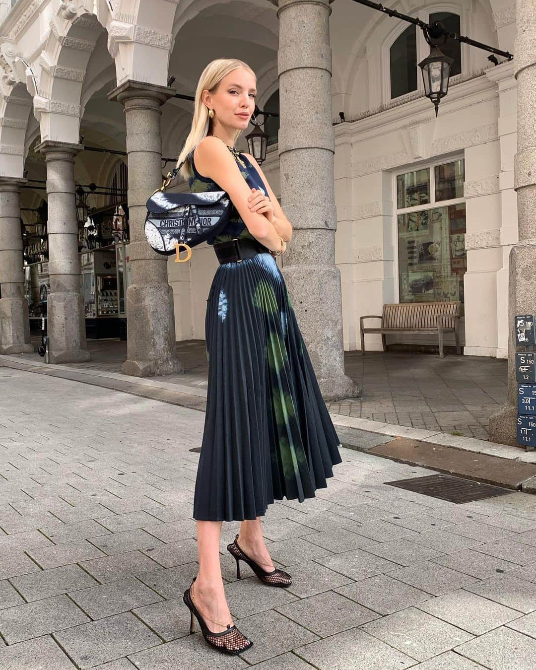 レオニー・ハンネさんのインスタグラム写真 - (レオニー・ハンネInstagram)「@dior girl for the #DiorCruise show.🖤 Anzeige/Tag Who watched the live stream? 🤗 #Dior #Hamburg」7月23日 6時02分 - leoniehanne