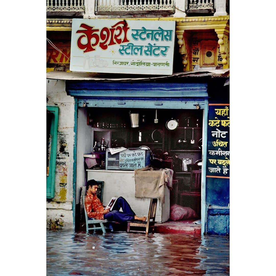 スティーブ・マカリーさんのインスタグラム写真 - (スティーブ・マカリーInstagram)「Shopkeeper waiting for monsoon flooding to subside. #Varanasi, #India, 1982.  #SteveMcCurry #SteveMcCurryIndia」7月23日 6時08分 - stevemccurryofficial