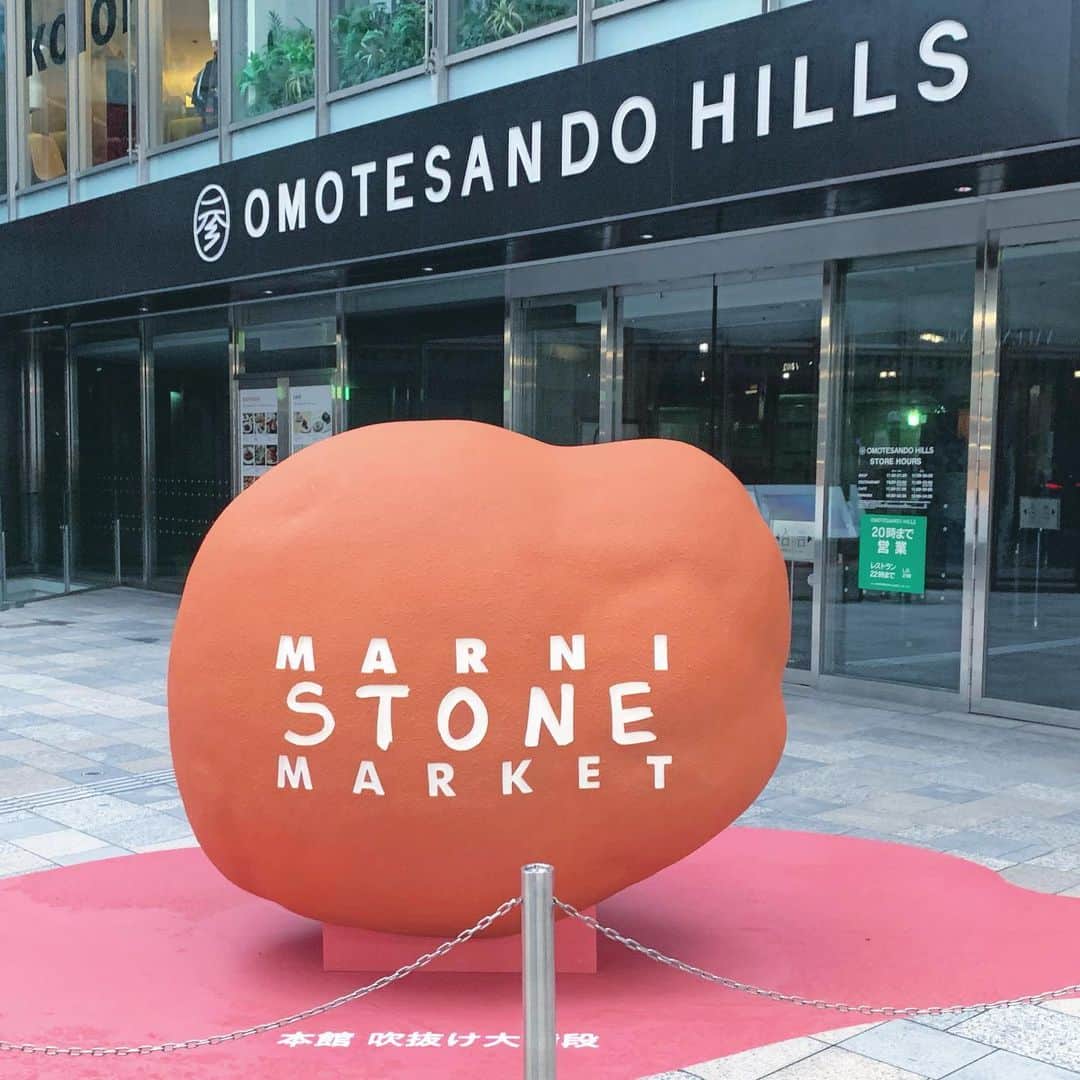 のインスタグラム：「《OhaYOKAN》  今朝の 原宿表参道は曇天なり…☁️  薄暗く どんよりとした朝🌅  朝ラン＆ウォークは スロージョギング中心で…🏃‍♂️👟  さて  本日の YOKANは  午前中は  本日分の 宿題ノルマ…✏️🎹🎸🎼  午後からは  選曲＆流し込み作業…💿🎵  からの  ラジオ番組の収録…🎙🎧👄🎵📻  合間に  なかなか進まない  断捨離＆大掃除レンジャーも…🙋‍♀️  楽しみながらがんばりまーす✌️  みなさま  笑顔で ステキな海の日を…🎌🏝💓🌊🎌  #harajuku #omotesando #原宿 #表参道 #tokyo #japan #morning #朝 #朝ラン #ウォーキング #running #walking #plogging #プロギング #OhaYOKAN #YOKAN散歩 #街角アート #streetart #stone #object #石 #オブジェ #marnistonemarket #マルニストーンマーケット #omotesandohills #表参道ヒルズ #27日まで #インスタ映え #instagram #笑顔でステキな1日を💓」