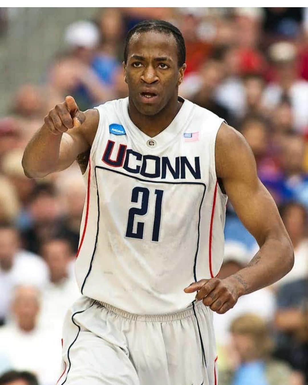 レイ・アレンのインスタグラム：「Today we mourn the loss of my UConn brother Stanley “sticks” Robinson. He passed away last night in Alabama. He was a good man! My heart breaks for his family.  #RIP」
