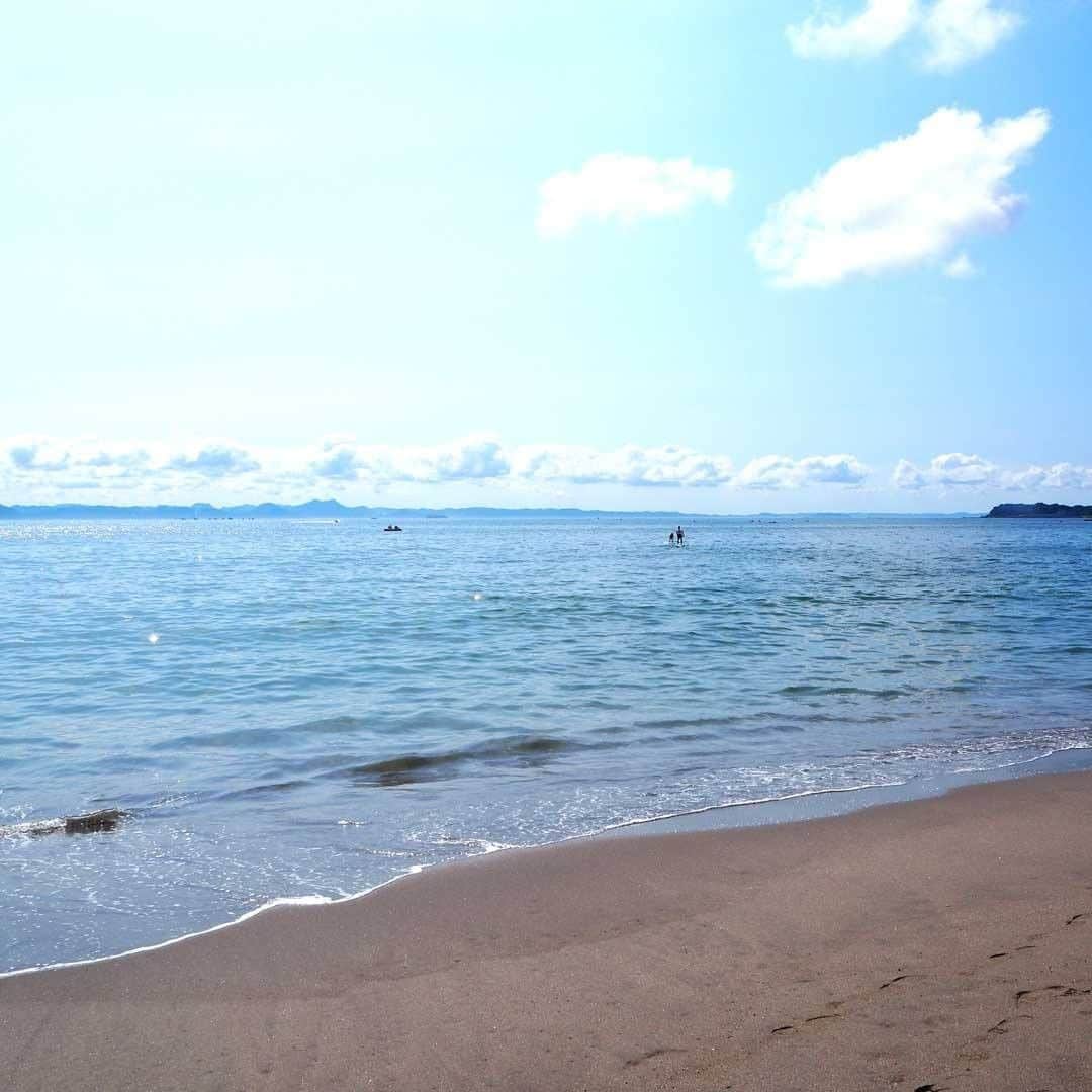 【公式】オーシャンリゾートホテル マホロバ・マインズ三浦さんのインスタグラム写真 - (【公式】オーシャンリゾートホテル マホロバ・マインズ三浦Instagram)「4連休はじまりましたね！　今日はどんよりのお天気ですが、晴れるとこーんな気持ち良い光景が広がる三浦海岸です。  #海 #旅遊 #砂浜 #旅行気分 #ダレカニミセタイケシキ #夏の海 #リゾートテレワーク #おうちで旅体験 #海好きな人と繋がりたい #海水浴 #ウインドサーフィン #海のある生活 #rakutentravel #海のある暮らし #igで繋がる海 #みさきまぐろきっぷ #夏休み旅行計画 #田舎暮らし #三浦海岸 #三浦半島いいところ🙌 #移住 #三浦 #三浦市 #マホロバマインズ #maholovaminds #マホロバケーション #神奈川観光 #三浦半島 #マホロバ #マホロバマインズ三浦」7月23日 12時00分 - maholova_minds_miura