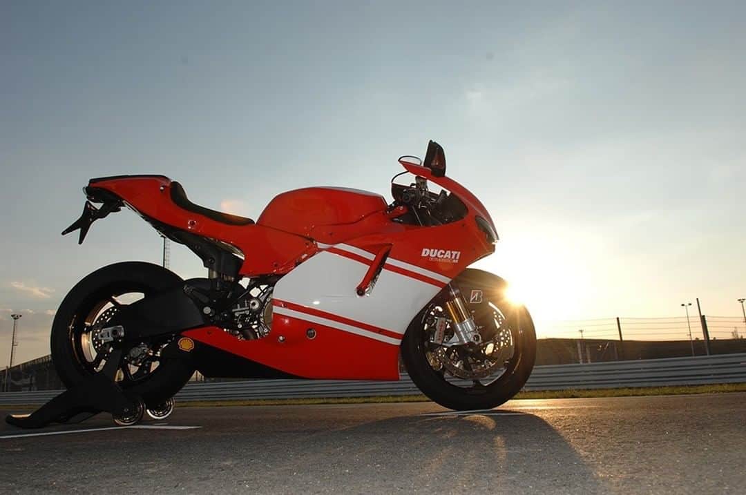 Ducati Japanさんのインスタグラム写真 - (Ducati JapanInstagram)「Ducati Heritage/デスモセディチ RR  真のレーサーレプリカ。MotoGPマシン/デスモセディチの、まごう事なきストリートバージョンがデスモセディチ RR。サーキットで生まれ鍛えられたレーシングマシンなのです。  デスモセディチ RRの物語はプロフィール( @ducatijapan )のリンクよりHeritage - The Ducati historyの「2000-today」からご覧ください。  #ドゥカティいいじゃん #DucatiHeritage #バイク #バイクのある生活 #バイクのある風景 #motorcycle #bike #ツーリング」7月23日 12時00分 - ducatijapan