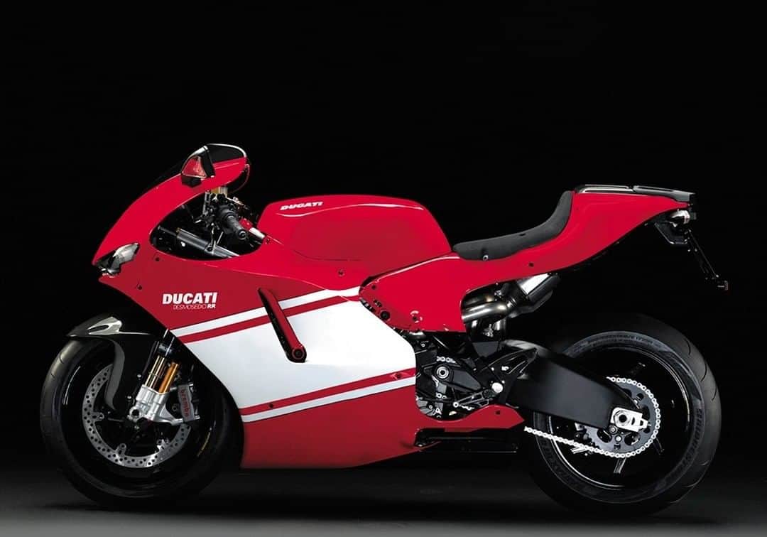 Ducati Japanさんのインスタグラム写真 - (Ducati JapanInstagram)「Ducati Heritage/デスモセディチ RR  真のレーサーレプリカ。MotoGPマシン/デスモセディチの、まごう事なきストリートバージョンがデスモセディチ RR。サーキットで生まれ鍛えられたレーシングマシンなのです。  デスモセディチ RRの物語はプロフィール( @ducatijapan )のリンクよりHeritage - The Ducati historyの「2000-today」からご覧ください。  #ドゥカティいいじゃん #DucatiHeritage #バイク #バイクのある生活 #バイクのある風景 #motorcycle #bike #ツーリング」7月23日 12時00分 - ducatijapan