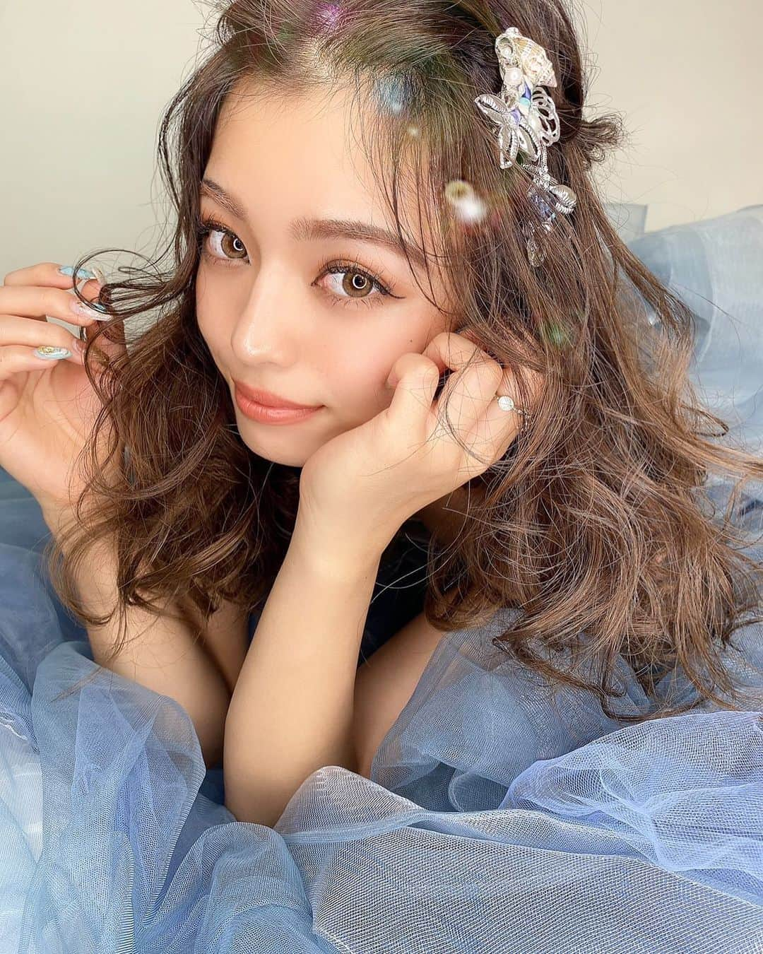 堀井大輔さんのインスタグラム写真 - (堀井大輔Instagram)「・ ・ お初のかれんちゃん ・ 今回、イメージに合い撮影させていただきました🙌 ・ そしてイメージ通りのモデルさんでした💓 ・ 次は配信なしでゆっくり撮影しましょ☺️ ・ スタイルは、見えづらいんですが #ウォーターフォール に。 海をイメージしたスタイルに。 ・ ・ 𝑚𝑜𝑑𝑒𝑙 @rensta_official  ℎ𝑎𝑖𝑟/𝑝ℎ𝑜𝑡𝑜 @daisuke_5511  ℎ𝑎𝑖𝑟 𝑎𝑐𝑐𝑒𝑠𝑠𝑜𝑟𝑦 @1peace_accessory  ・ ・  #クラウンヘアー#天白区#名古屋 #名古屋美容師 #美容師 #ヘアセット#セット#ヘアアレンジ #プレ花嫁 #作品撮り #ウェディングドレス #ホリーマジック #17live #17ライバー #2020夏婚 #2021春婚 #2021夏婚 #全国のプレ花嫁さんと繋がりたい #ウェディングニュース #コテ巻き #巻き髪 #ゼクシィ2020 #アップスタイル #まとめ髪 #おだんご #編みおろし #Dressy花嫁 #プラコレ ￼」7月23日 11時54分 - daisuke_5511