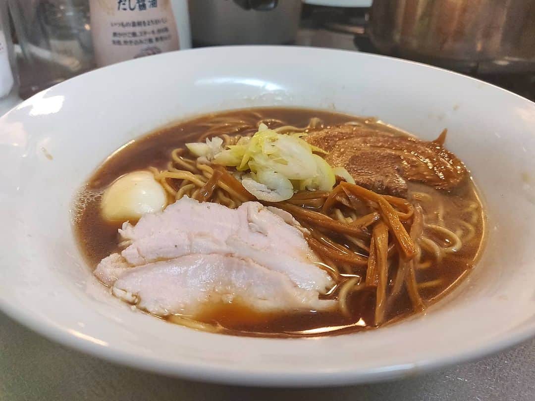 のインスタグラム：「山椒ブラックらーめん おうちで六感堂 これまたRAMEN STOCKから。だいぶ前にユーグレナ麺食べたなぁ。こちらは2019年のYahoo次世代のラーメン決定戦で出していたラーメンの復刻版とのこと。 煮干と山椒が鮮烈に、パンチのある醤油スープに仕上がっている。麺は全粒粉混じりの細めの麺。ネギのトッピングが非常にあっていた。」