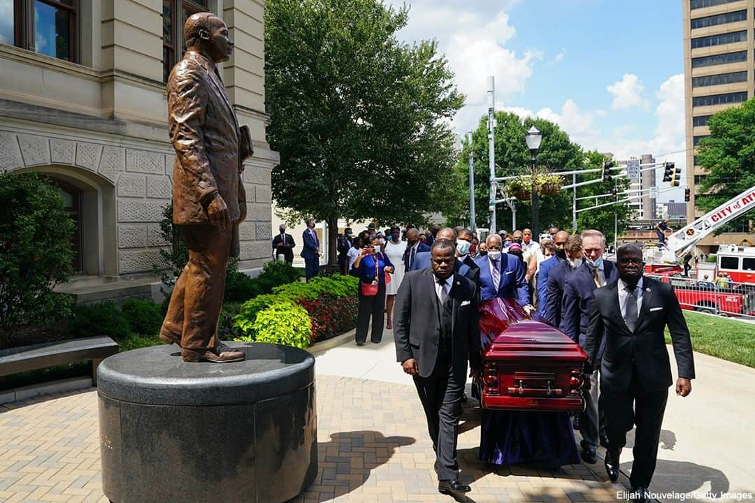 ABC Newsさんのインスタグラム写真 - (ABC NewsInstagram)「The casket of civil rights leader Rev. C.T. Vivian is carried by pallbearers past a statue of Dr. Martin Luther King Jr. at the Georgia Capitol building. Rev. Vivian died on Friday at 95. #ctvivian #civilrights #memorial」7月23日 6時32分 - abcnews