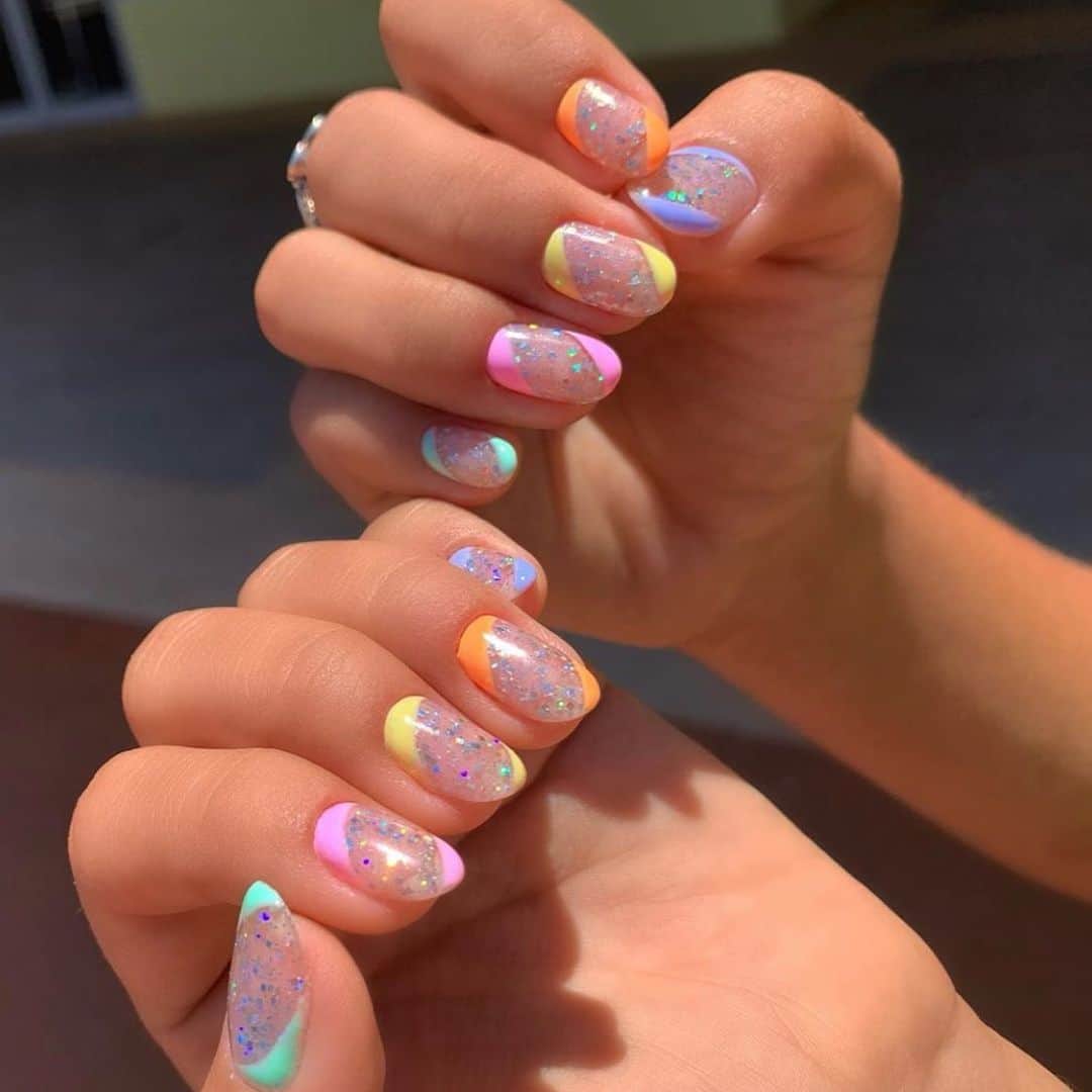 Soniaさんのインスタグラム写真 - (SoniaInstagram)「Which design is your fav?🌈 Neon #nailspo from the talented @cristinainisro✨ - #badgirlfeatures」7月23日 6時33分 - badgirlnails