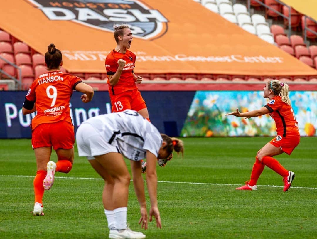 ソフィー・シュミットのインスタグラム：「When your so happy the team scores, you celebrate so hard it looks like you scored. 🤷🏼‍♀️😉 . #NWSL #holditdown #DashTFOn #nwslchallengecup #Nike #Happy #Love」