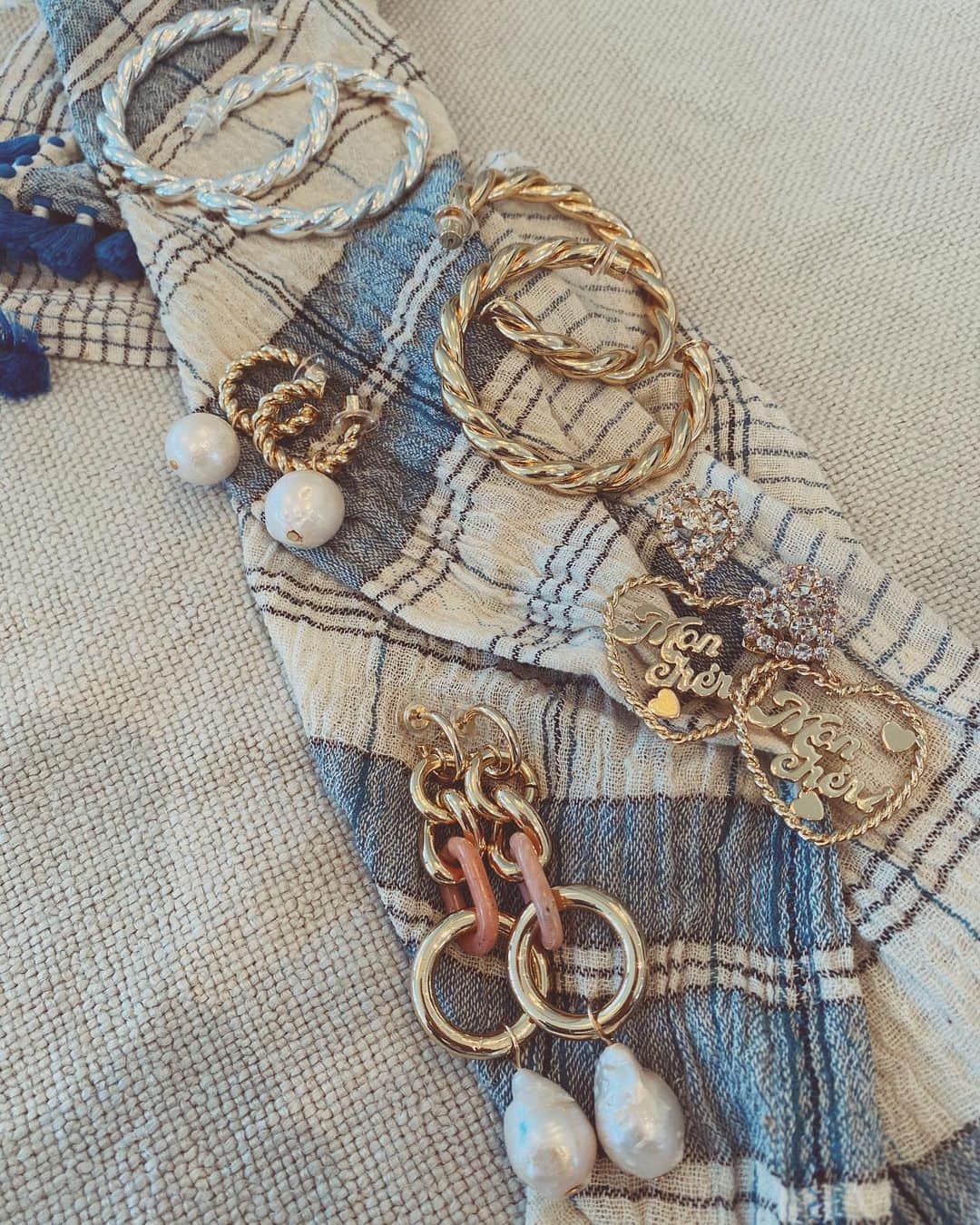 ダニジョーのインスタグラム：「HUGE NEWS: Take 25% off all earrings *including the NEWness* with code SPLASH25 before Friday at 6pm EST and while supplies last 😉 Happy shopping 🛒」