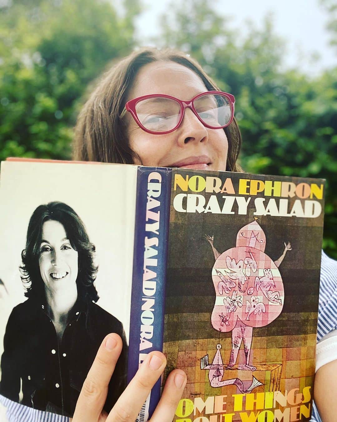 ドリュー・バリモアさんのインスタグラム写真 - (ドリュー・バリモアInstagram)「Reading myself happy with the GREAT NORA EPHRON! (with some @flowerbydrew #FLOWEREyewear Mae readers) Link in bio! @walmart」7月23日 7時02分 - drewbarrymore