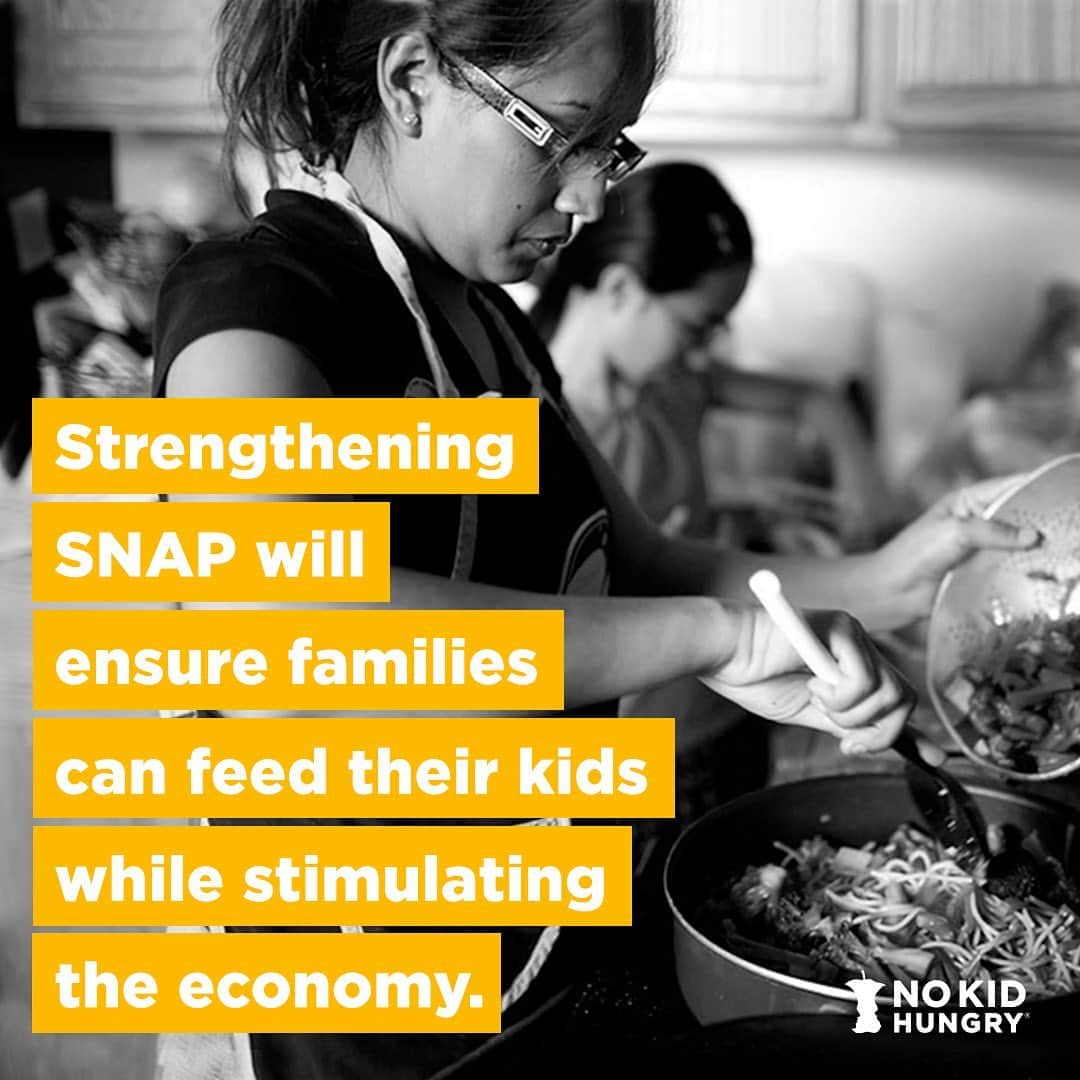 リリー・オルドリッジさんのインスタグラム写真 - (リリー・オルドリッジInstagram)「As a record number of Americans are losing their jobs or seeing their hours cut and millions of kids are missing school meals, SNAP is more important than ever 🙏🏽 It effectively feeds families and our economy. Tell Congress to strengthen SNAP in the next #COVID19 relief package ❤️ #SNAPFeedsKids #LinkInBio @nokidhungry」7月23日 7時07分 - lilyaldridge