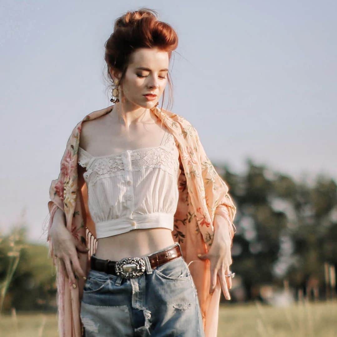 ジェーン・アルドリッジのインスタグラム：「From a while back 🌾🌾🌾 1920s piano shawl and patchwork jeans from @desertvintage」