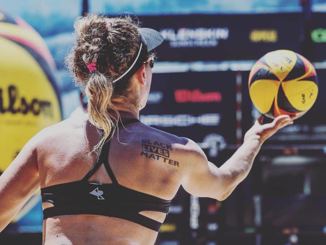 エイプリル・ロスのインスタグラム：「🖤  📸: @agamephoto ⚡️  Huge thank you to everyone who donated to @starlingsvolleyballusa and @uncf last weekend! 🙌🏼🙏🏼 Stay tuned for this weekend’s info on our next giveaway! 👊🏼  Also big shoutout to everyone who watched the first event in the #AVPChampionsCup Series! So grateful to take home that 🏆!   Same time, same channels this Sat & Sun! @amazonprimevideo @nbcsports」