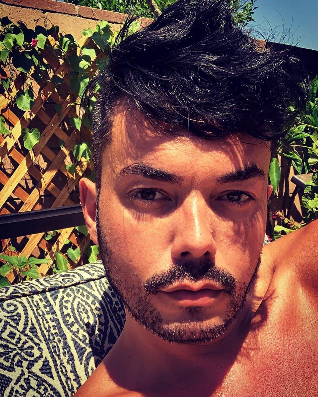 アンソニー・ラモスのインスタグラム：「Checking emails too @codyalan 😂📧」
