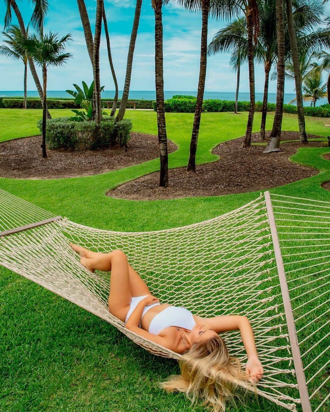 サシャ・カリスのインスタグラム：「Missing lying under the Bahamian palms 😍✨🌴💛」