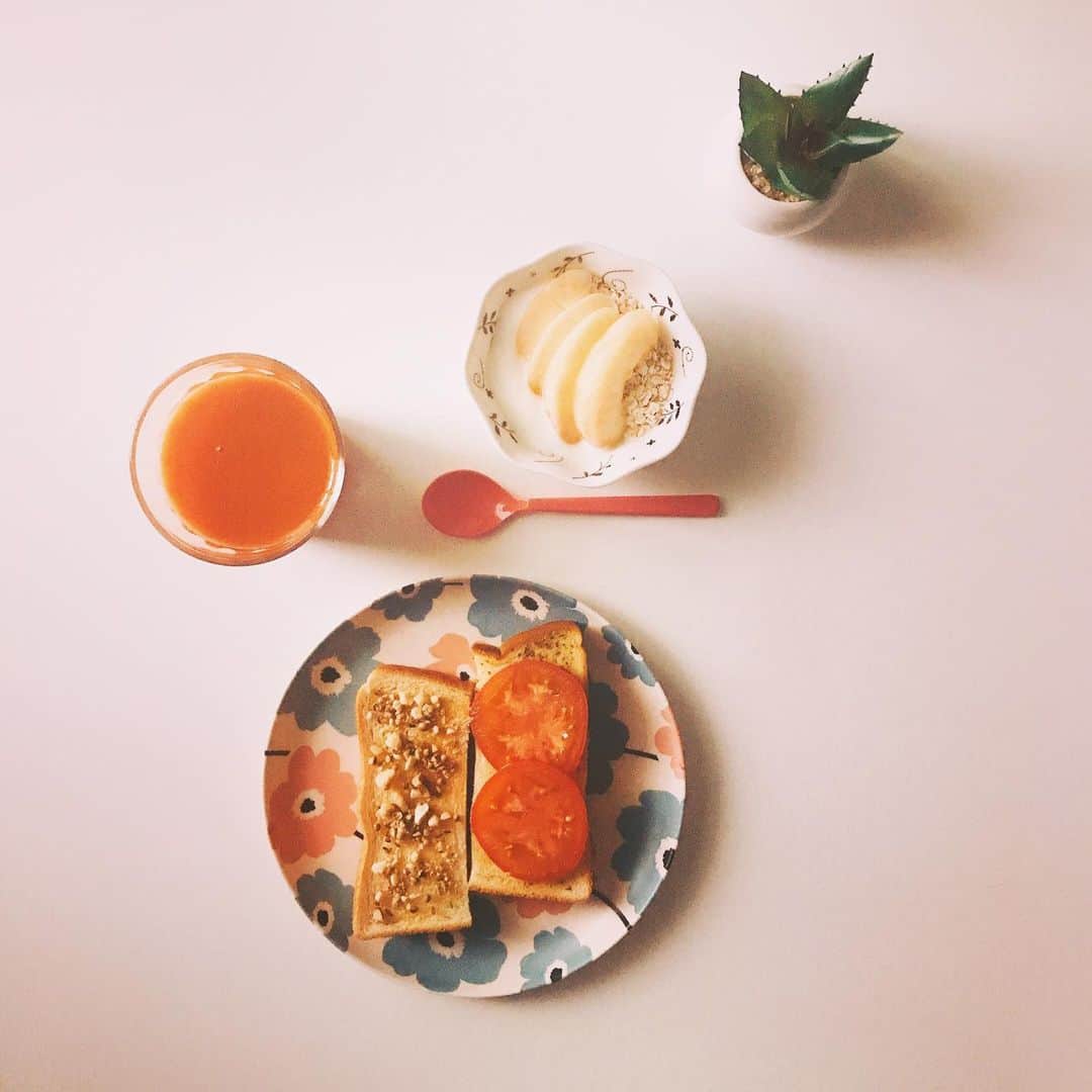 森由月さんのインスタグラム写真 - (森由月Instagram)「・ 朝ごはん。 *トマト+ハーブバターのトースト *デュカ+オリーブオイルのトースト *桃+ヨーグルト+オートミール *野菜ジュース ・ 今日もジメジメ暑くなりそやね。 栄養と水分摂っていきましょ。 ＊ ＊ ＊ #おうちごはん #朝ごぱん #朝食 #モーニング #おうちモーニング #トースト #トーストアレンジ #野菜ジュース #桃ヨーグルト #おうちカフェ #2色トースト #クッキングラム #丁寧な暮らし #フーディーテーブル #あさごはん記録 #食パン好きな人と繋がりたい #トーストレシピ #フォロー歓迎 #デュカ #ハーブバター  #morning #breakfast #toast #foodstagram #tasty #yummy #peachyogurt #instafood #foodie #flatlayout」7月23日 7時27分 - mori_yutsuki