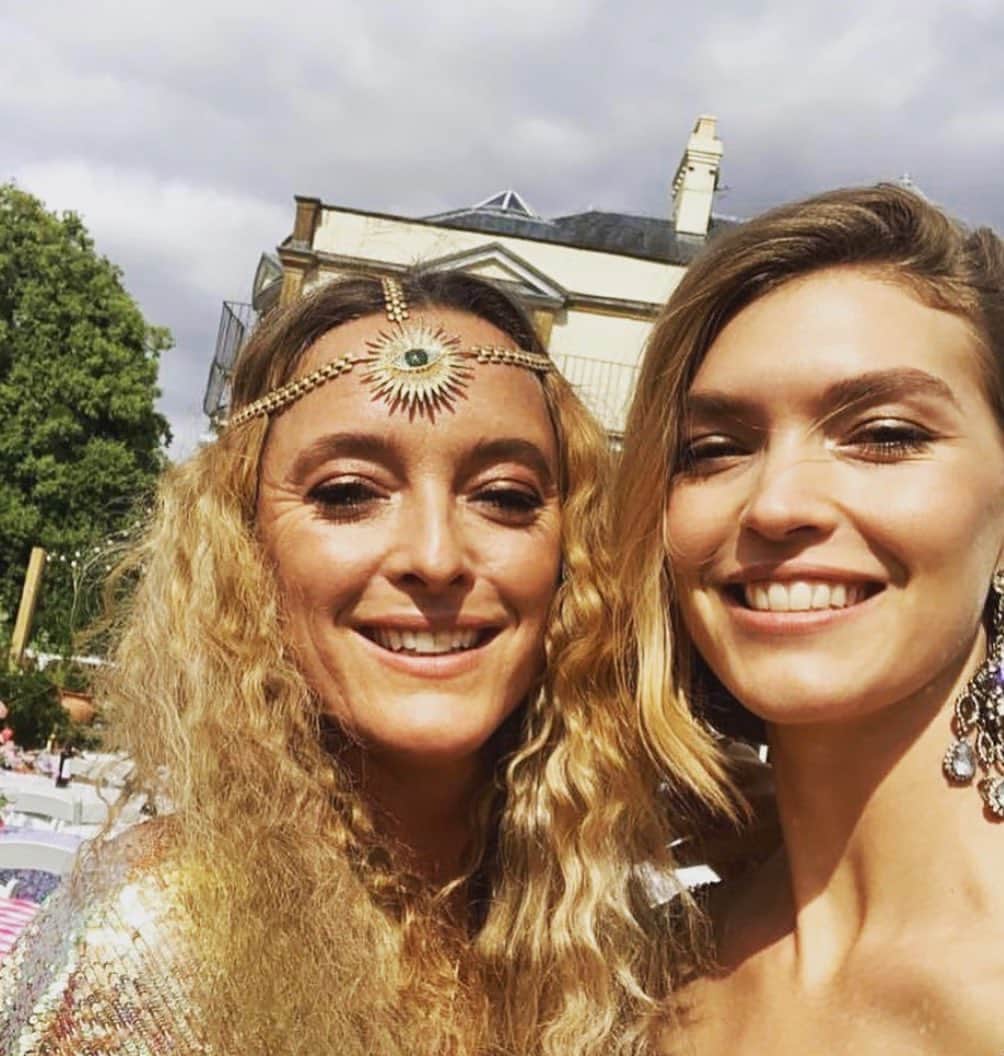 のインスタグラム：「⭐️Birthday Queen⭐️ you are a shining star to me and I wish you a very special year filled with creativity, love, and sequins 🌈」