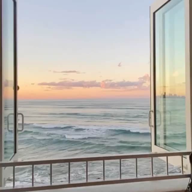 ブルーライフのインスタグラム：「✨Bliss✨ shop 40-70% off sale online now! Don’t forget to enter the giveaway on our latest post for a chance to win an @aroswim suit 💙 ARO founder @cloeesofia is taking over our IG stories today, tune in for a live styling session 🕊 #shopplanetblue」