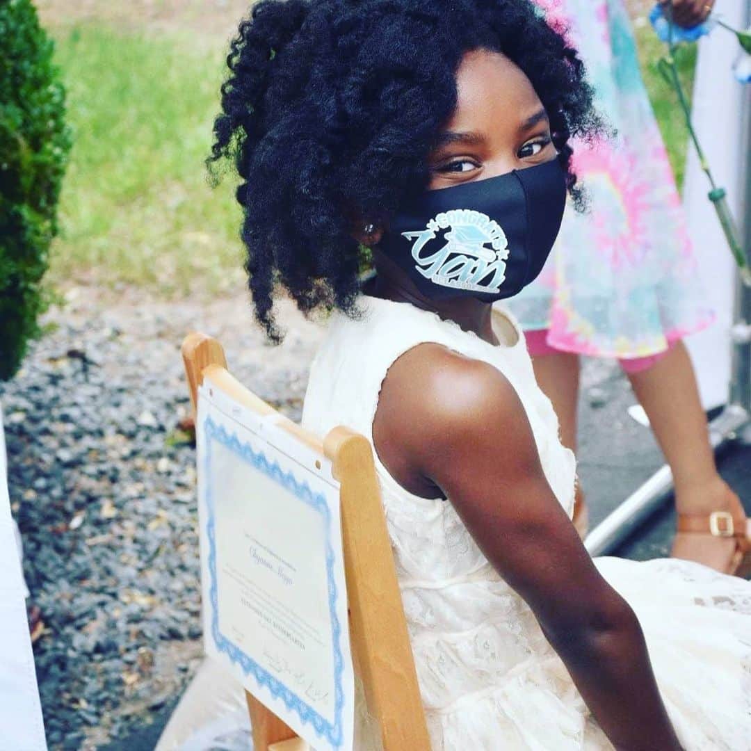 ジェロッド・マヨのインスタグラム：「Yan BAM is going to the 1st grade. I'm so proud of her❤  Keep shining little one!! #proudpapa」