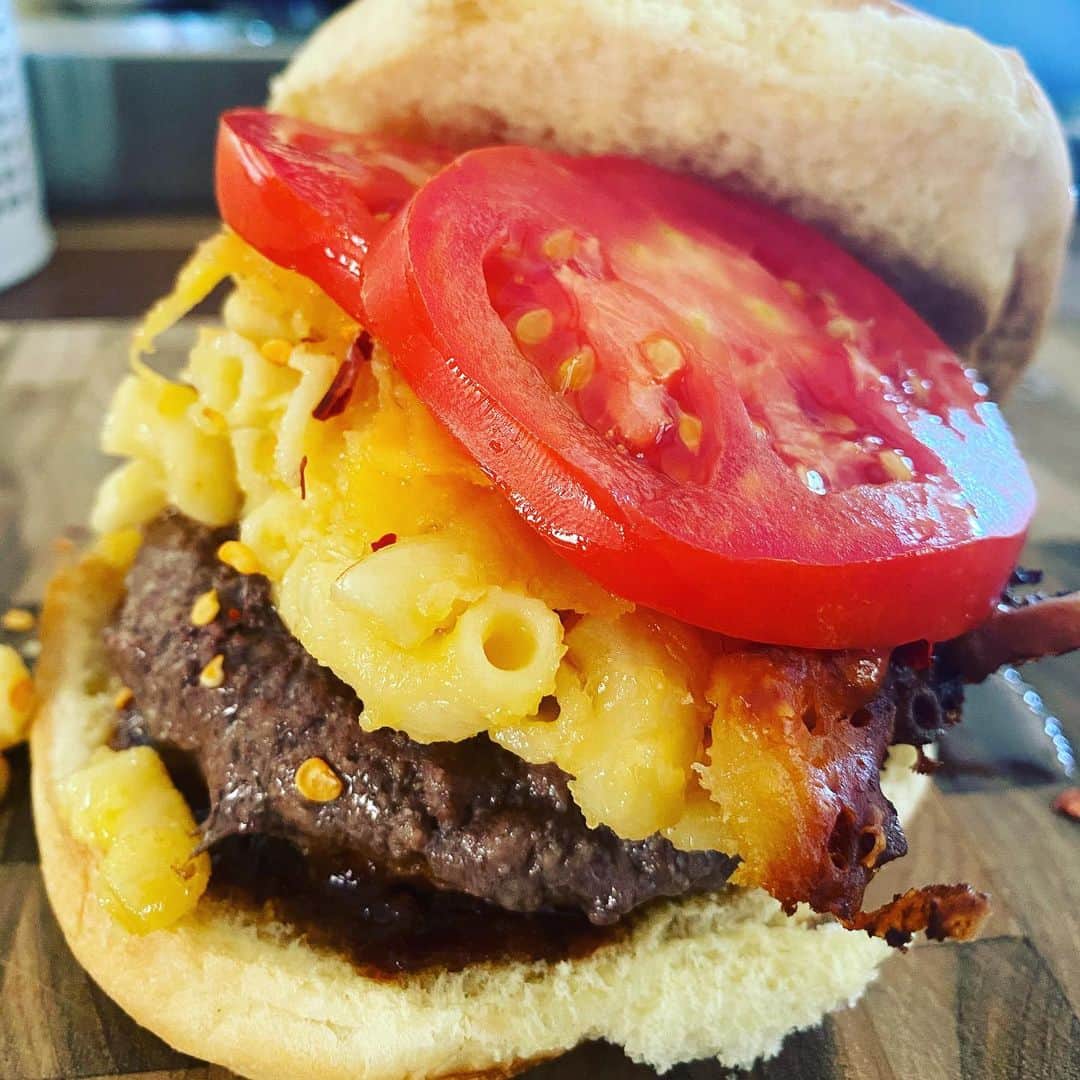 ケリスのインスタグラム：「When you ask the birthday boy what he wants to eat for his birthday . “Mac n cheese burger , mama” he said. What else could I do lol #macncheese #burger #birthday #lovehim #decadent #cheflife」