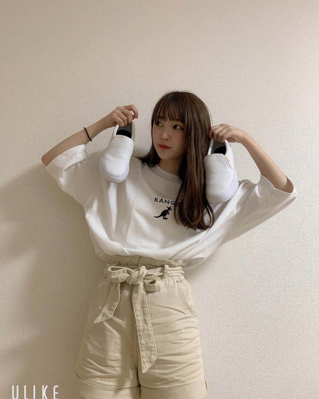 平野夢来（ゆぴぴ）のインスタグラム：「・ 可愛いおにゅーのおくつ👟 ・ ・ ・  大切な人が選んでくれたものは、自分で選ぶよりも ずっとずっと愛おしい… 皆から貰ったコスメもアクセもお手紙も夢来にとって大事な大事な宝物 ・ ・ ・ 普段ヒールの高い靴ばかり履いてるからぺったんこめっちゃ歩きやすい︎☺︎ ・ いつもよりスポーティーだけどお腹のリボンが甘さ出してくれてるし色が全体的に白だから甘いねぇ🛁🤍  #Popteen #ゆぴぴ #JK」