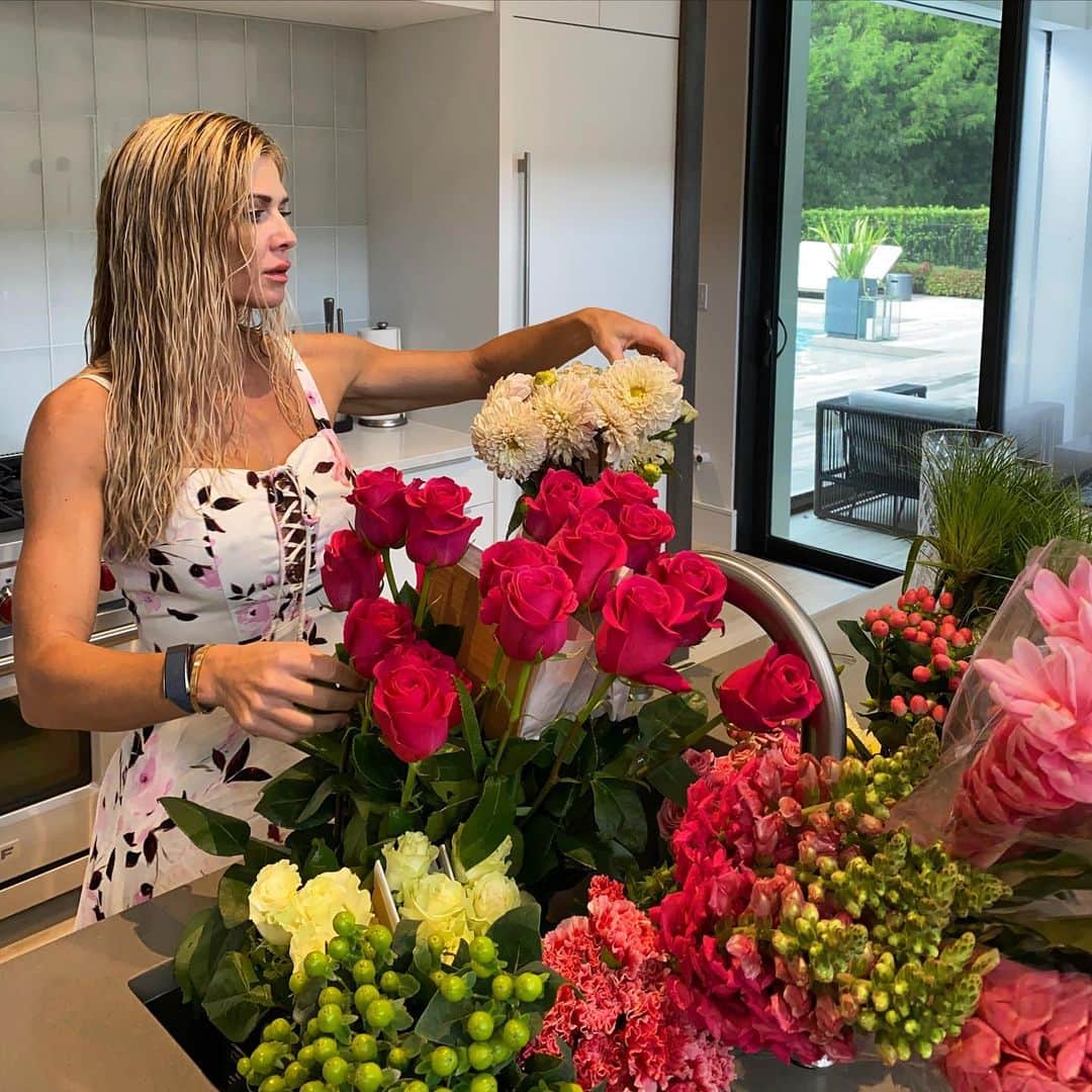 トリー・ウィルソンのインスタグラム：「. 🌺😍 I could stare at em all day.」