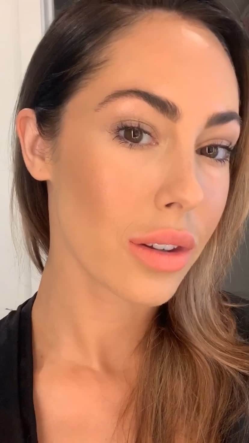 ホープ・ビールのインスタグラム：「Products used: CandleGlow Sheer Perfecting Powder: 2 Matte Radiance Powder: Bronze 2 Matte Bronzing Powder: Soleil 1 Blush: Fresco Caviar Stick: Moonlight Matte Lipstick: Stylin . All @lauramercier products ❤️」