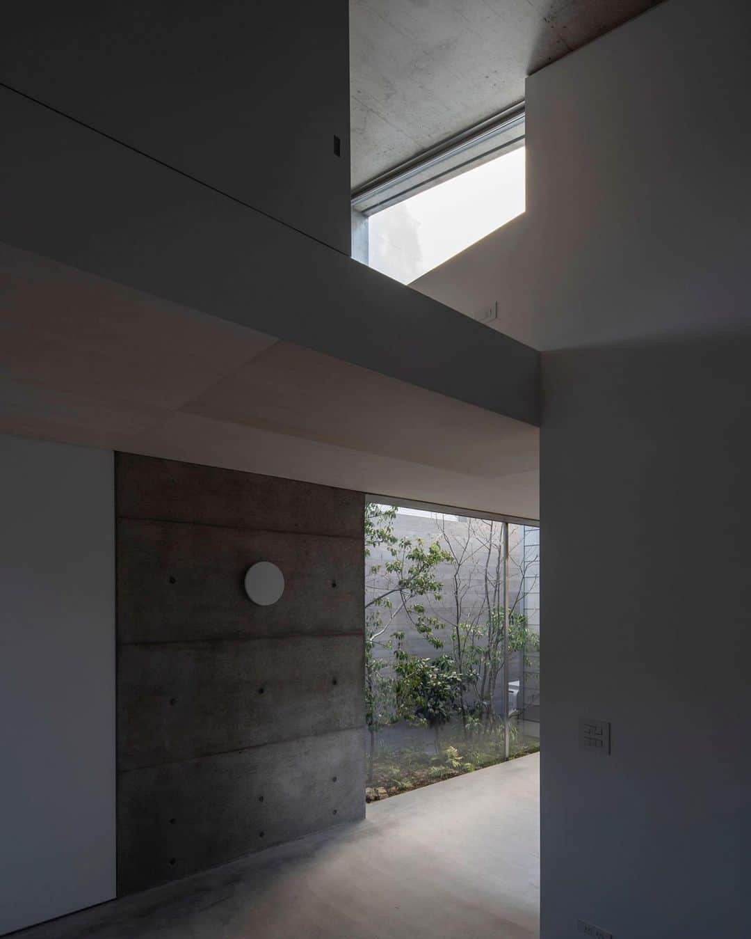 4E.okuwada architects officeさんのインスタグラム写真 - (4E.okuwada architects officeInstagram)「#十七月の住居  ハイサイドライトと、ロフト床 そして、庭（外）と、土間（内）  more — @okuwada_architects   #奥和田健建築設計事務所 #okuwada_architects_office  (photo:keishiro yamada)  #17moonhouse #Concrete #Flos . .」7月23日 8時17分 - okuwada_architects