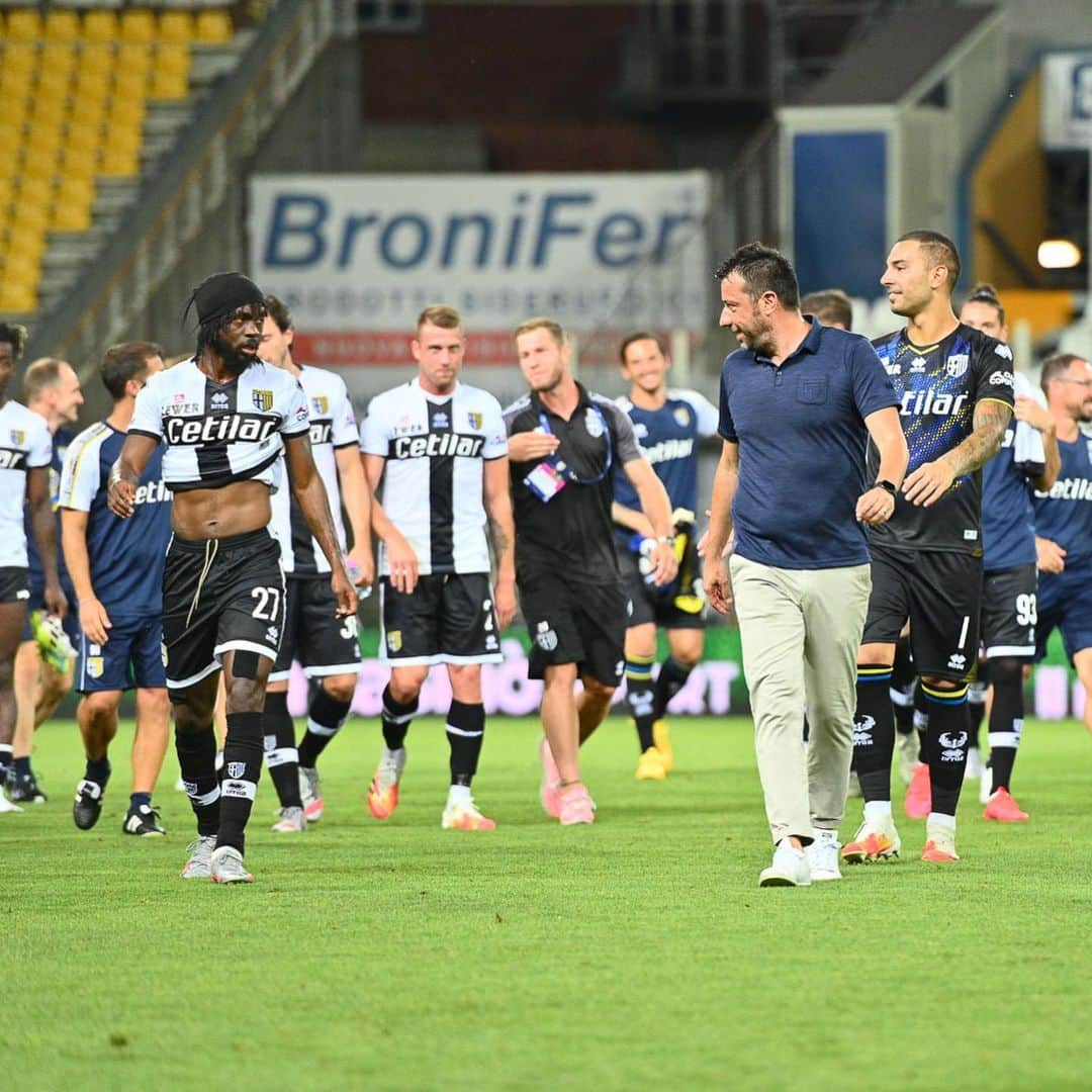 ジェルヴィーニョのインスタグラム：「✅ Forza Parma 💛💙  _____________________________________________________  About Parma Vs Napoli   @parmacalcio1913 ➕3️⃣ @andreacantini.photos 📸  ______________________________________________________  #parma #napoli #seriea #italia #teamspirit #win #gameday #team225 #football」