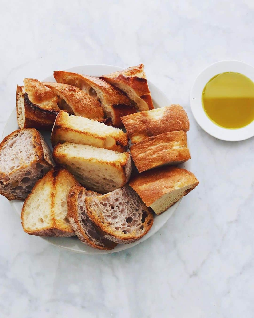 樋口正樹さんのインスタグラム写真 - (樋口正樹Instagram)「assorted bread . 今朝はパン盛り合わせ。 ちょっとずつ余らせて 冷凍し保存してたもの。 トーストしてオイルで。 . . #パン #パン盛り合わせ #パンとオリーブオイル #パンのある暮らし #パンのある生活 #パン部 #パンスタグラム #bread #assortedbread」7月23日 8時28分 - higuccini