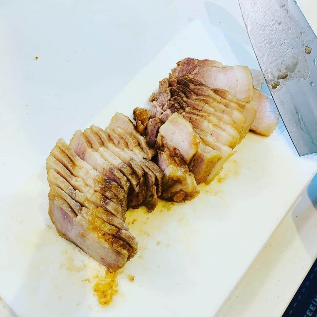星野光正のインスタグラム：「今日の朝食、昨日作ったチャーシューの残りを薄切りにしてチャーシュー丼♪  卵黄とキムチ乗せると鉄板！ 朝から中々濃いw  だがうまし！  昨日はトレーニングの日でもあったので、リクエストにあったプランク動画も添えておく。 マジつまんないw  プランクをされてるそこの貴方に先生から教えて貰ったより効いてくる情報！ 普通のプランクの状態から背中を真上に丸める様にして、両脚を開き踵を後方に突き出し両脚の向きをボーゲンの様に逆八の字にします。 普通の1.2倍から1.5倍ぐらい辛くなるので物足りない方は試してみて下さい♪  #プロダーツプレイヤー #ダーツインストラクター #ダーツ #星野光正 #星野飯 #三児のパパ #アラフォーパパ #料理好き #らいおん鍼灸整骨院」
