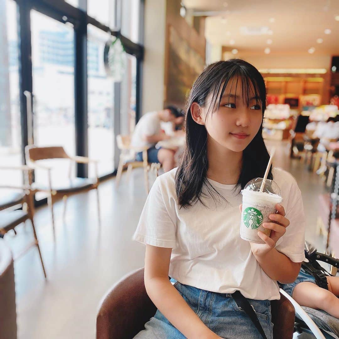 のインスタグラム：「･﻿ ･﻿ とっくに身長抜かされたけど﻿ 最近また伸びてる娘ちゃん👧🏻﻿ ﻿ ﻿ なのに私より全然体重軽いのよ。﻿ 頑張って追いつこうとするのに﻿ どんどん離されるんですけど(  ்́ꇴ ்̀)﻿ 調子乗ってフラペチーノとか飲んじゃって😑﻿ ﻿ ﻿ #fjk#高校1年生﻿」