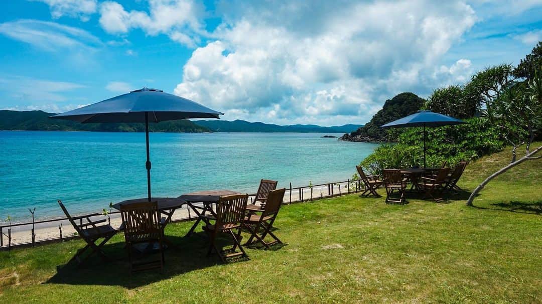 HOTEL THE SCENE -ホテル ザ シーン- さんのインスタグラム写真 - (HOTEL THE SCENE -ホテル ザ シーン- Instagram)「奄美大島も梅雨明けました。﻿ 夏日和になっております。﻿ ﻿ ウッドデッキの前には、﻿ パラソル付きのテーブルを用意しております。﻿ ﻿ ここであなただけのプライベート空間を楽しみませんか？﻿ ﻿ 景色を見ながらお酒を飲むのも最高です。﻿ ﻿ #鹿児島 #島暮らし #island #islandlife #travel #trip #travelife #旅 #旅行 #リゾート#yoga #ヨガ #yogalife#yogatravel#resort#health#healthy #beauty #beautiful #自然#自然の恵み #sky #bluesky #海 #sea #beach #星空」7月23日 8時41分 - the_scene_wellnessresort