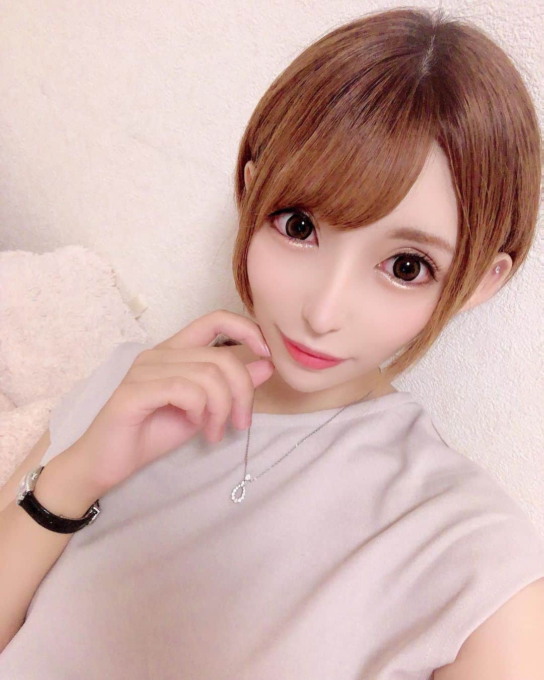 葉月七瀬のインスタグラム：「そろそろ髪切りたいな～🤔 髪色も落ち着かせようかな🤔 . あとカラコンも変えたい！」